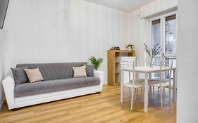 Joivy Warm And Inviting Flat With Balcony